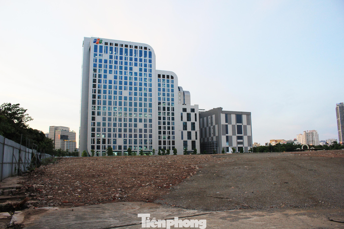 Hiện ô đất đang được quây tôn, bên trong mặt bằng đã được san phẳng sạch sẽ, sẵn sàng cho việc xây dựng.