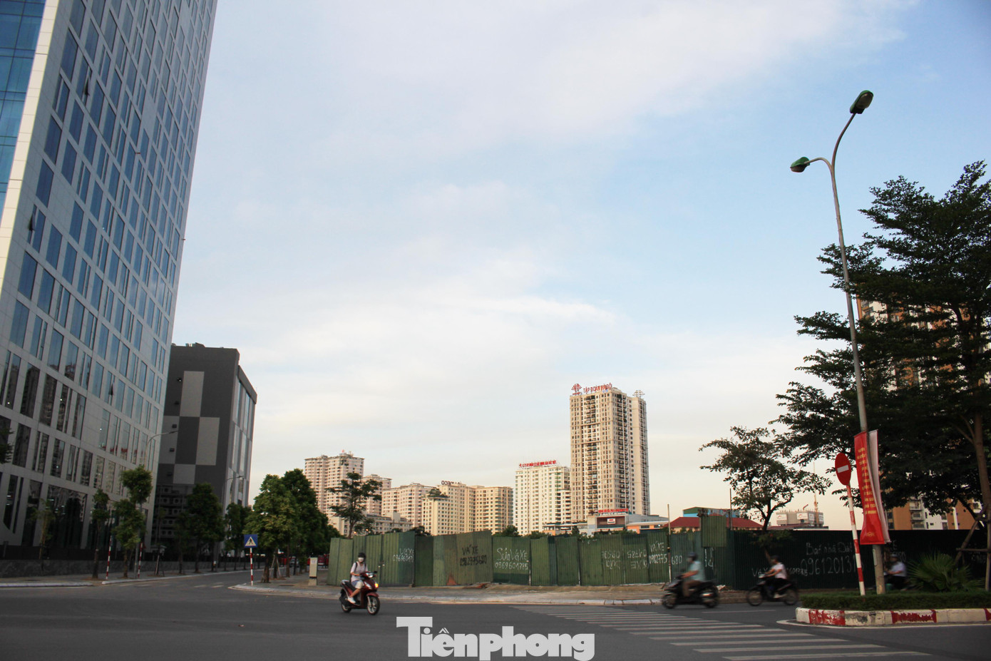 Tại mỗi góc của ô đất đều là ngã 3, ngã 4 vô cùng thuận tiện về giao thông. Xung quanh ô đất đều là đường lớn rải nhựa mới, có vỉa hè thoáng, trồng cây xanh. (Trong hình là góc giao ngã 4 khu vực tòa tháp FPT, đường Phạm Văn Bạch, VKSND Tối cao, bệnh viện Huyết học - Truyền máu Trung ương).