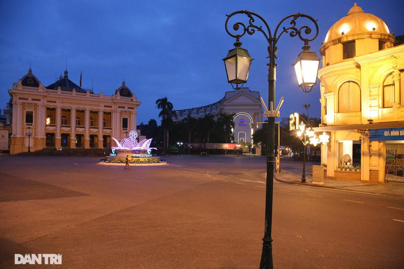 Quảng trường Cách mạng Tháng Tám có công trình Nhà hát Lớn tuyệt đẹp. Công trình được người Pháp khởi công xây dựng năm 1901 và hoàn thành năm 1911. Tồn tại đến nay đã 110 năm song kiến trúc vẫn còn nguyên vẹn. Nhà hát Lớn giữ vai trò là một trong những trung tâm văn hóa quan trọng của thủ đô. Là nơi khai sinh và tôn vinh kịch nghệ cùng sân khấu Việt Nam, cũng như các loại hình nghệ thuật giao hưởng, hợp xướng, nhạc kịch, vũ kịch. Những ngày giãn cách xã hội này, Nhà hát Lớn không bật đèn chiếu sáng vào buổi tối như trước đây. Quảng trường Cách mạng Tháng Tám có công trình Nhà hát Lớn tuyệt đẹp. Công trình được người Pháp khởi công xây dựng năm 1901 và hoàn thành năm 1911. Tồn tại đến nay đã 110 năm song kiến trúc vẫn còn nguyên vẹn. Nhà hát Lớn giữ vai trò là một trong những trung tâm văn hóa quan trọng của thủ đô. Là nơi khai sinh và tôn vinh kịch nghệ cùng sân khấu Việt Nam, cũng như các loại hình nghệ thuật giao hưởng, hợp xướng, nhạc kịch, vũ kịch. Những ngày giãn cách xã hội này, Nhà hát Lớn không bật đèn chiếu sáng vào buổi tối như trước đây.