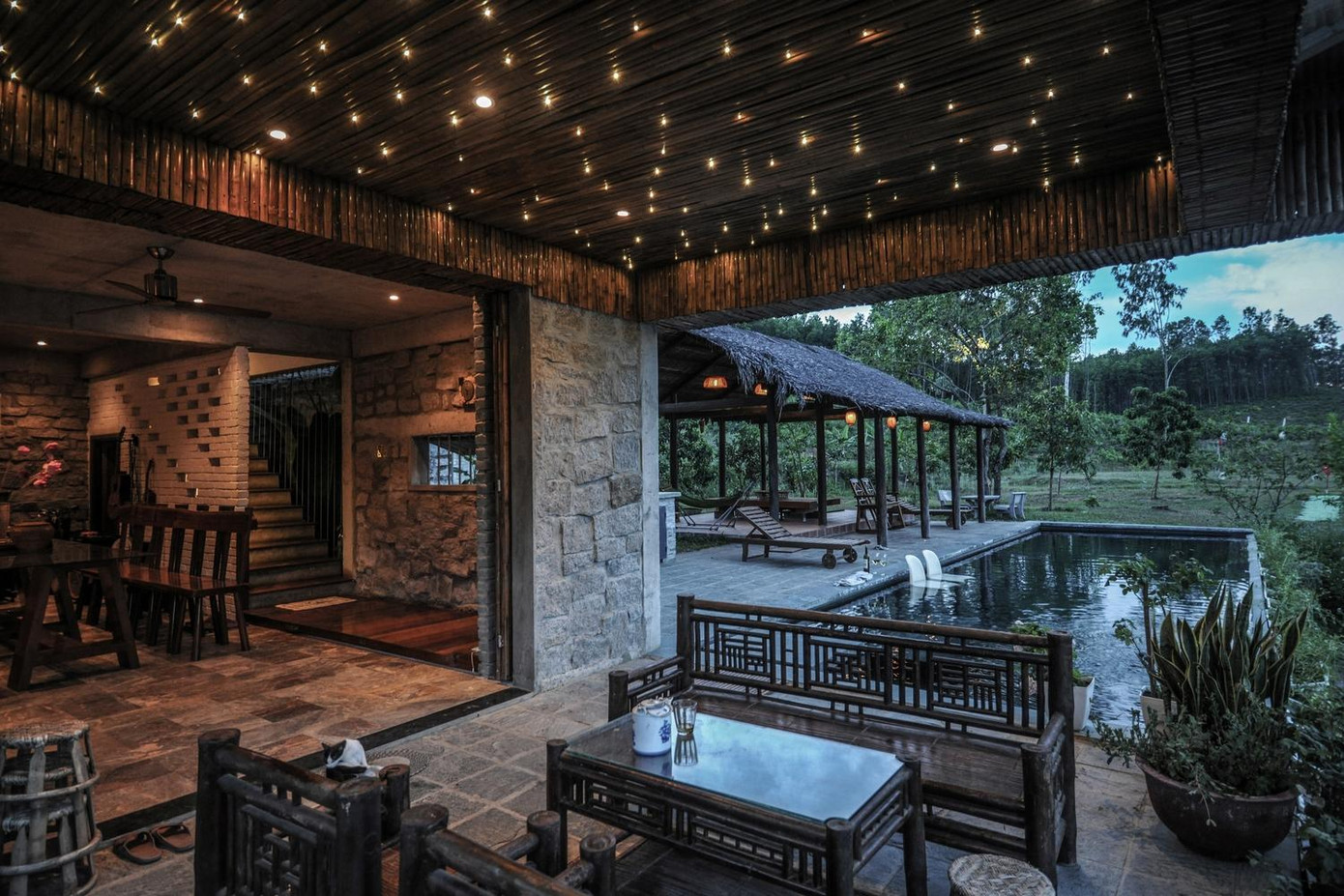 Ngôi nhà được chia thành hai khu chức năng chính. Đầu tiên là tầng trệt gồm hầm rượu, phòng xông hơi và bếp với bàn ăn mở thông ra hồ và bể bơi. Các khoảng xanh được bố trí xen kẽ; một chút ở gầm cầu thang và một chút ở bếp, mang lại sức sống cho các không gian.