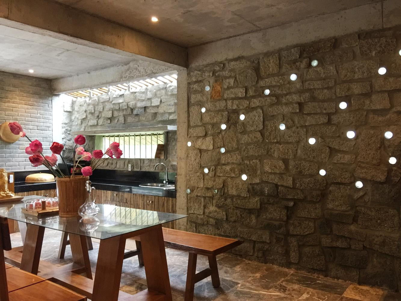 Thứ ba là ngôi nhà không dùng gạch nung mà tường hoàn toàn làm bằng tre và xi măng thô. Khối đế ngôi nhà được làm từ những khối đá thô của địa phương tạo nên sự vững chắc và cách nhiệt.