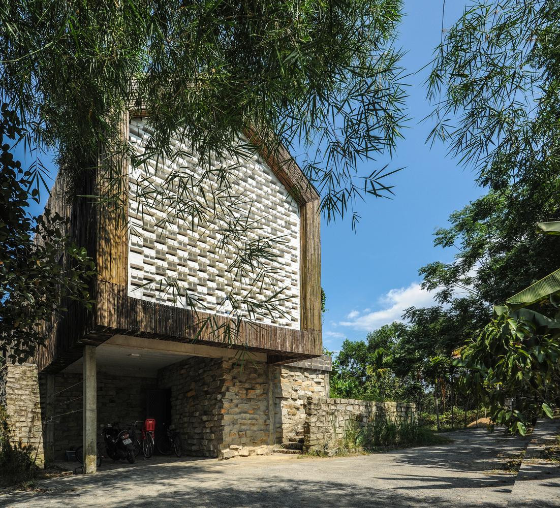 Thứ hai là ngôi nhà không dùng điều hòa mà lấy gió tự nhiên qua các ô thoáng và khe cửa chớp.