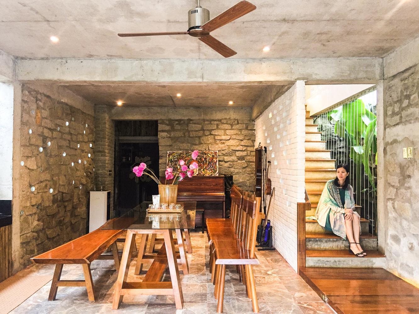 Các khoảng xanh được bố trí xen kẽ; một chút ở gầm cầu thang và một chút ở bếp, mang lại sức sống cho các không gian.