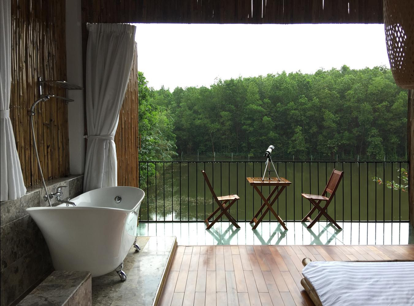 Phòng ngủ chính có mặt tiền thông thoáng hoàn toàn, tạo không gian tiếp xúc trực tiếp với thiên nhiên. Tầng phòng ngủ có nhịp dầm dài tới 4,5m không có cột, đáp ứng không gian ăn uống mở bên dưới.