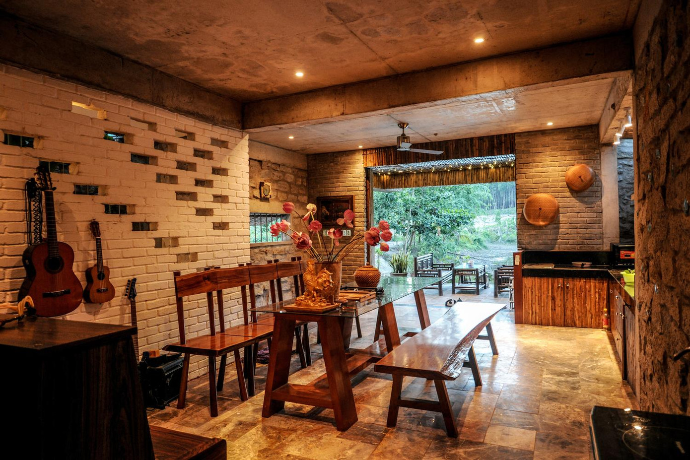 Cuối cùng là ngôi nhà không sơn tường mà chỉ sử dụng vật liệu từ đá tự nhiên, gỗ, tre, nứa tạo cảm giác gần gũi, thô mộc, hài hòa.