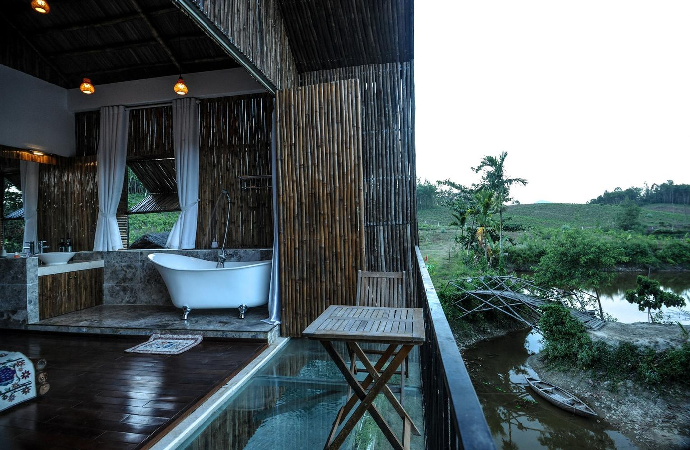 Tầng ban công là kính cường lực, tạo cảm giác độc đáo khi nhìn từ trên xuống, như đang lơ lửng giữa hồ.