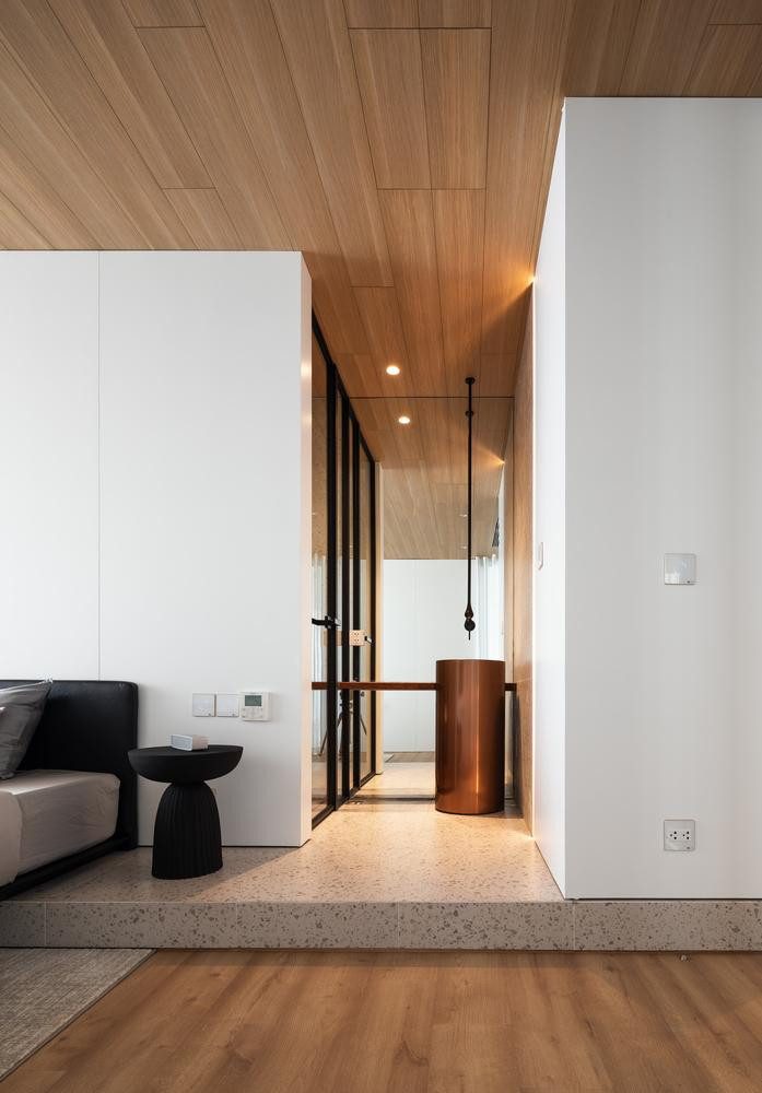 Các kiến trúc sư lựa chọn thiết kế tối giản cho căn hộ này, lấy tông màu trắng làm chủ đạo để làm nổi bật màu sắc của ghế sofa và bàn ăn màu đen.