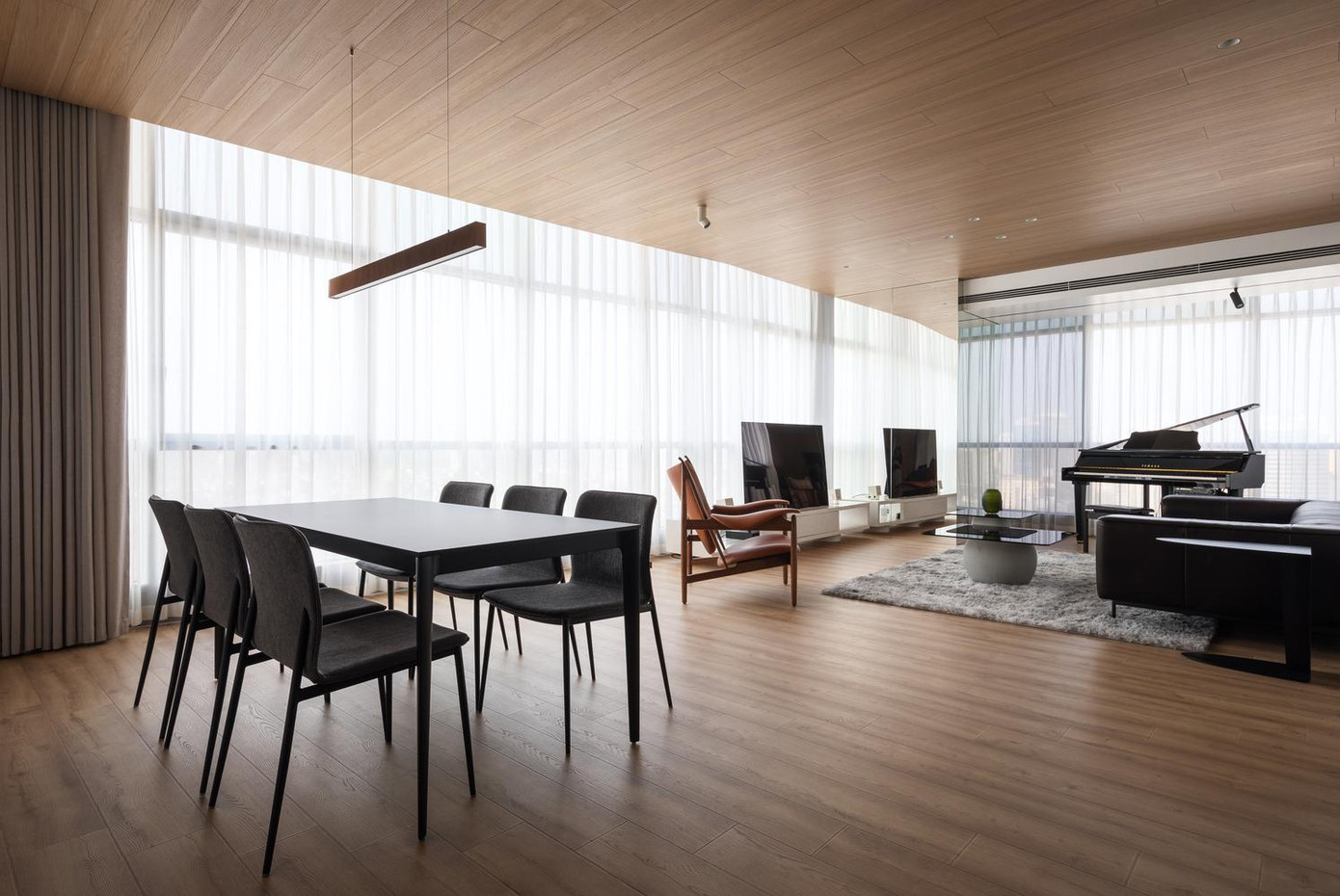 Vì vậy các kiến trúc sư quyết định sắp xếp lại mặt bằng, loại bỏ một số bức tường để tạo thành một không gian sống mở.