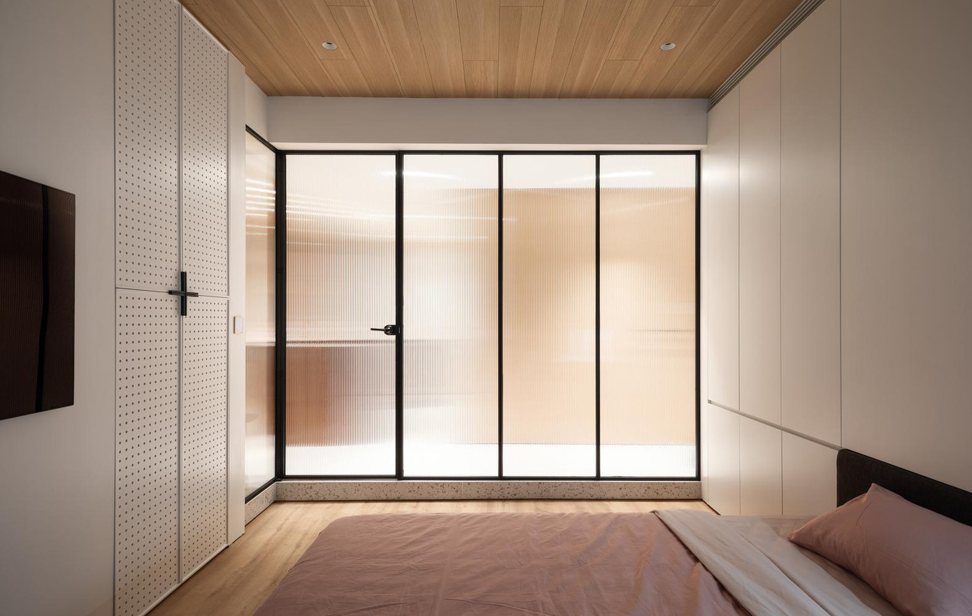 Đối với phòng ngủ, kiến trúc sư sử dụng kính mờ làm vách ngăn phòng để mang lại tầm nhìn vô tận từ Đông sang Tây cũng như để gắn kết các thành viên trong gia đình với nhau.