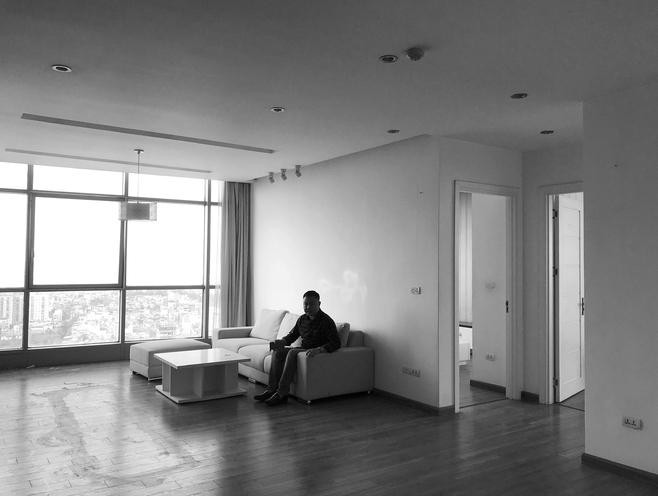 Mặt tiền của căn hộ được làm từ kính nên có tầm nhìn rộng và tràn ngập ánh sáng tự nhiên. Tuy nhiên, có một phòng ngủ đã che khuất một phần tầm nhìn nên chủ nhà muốn cải tạo lại căn hộ.