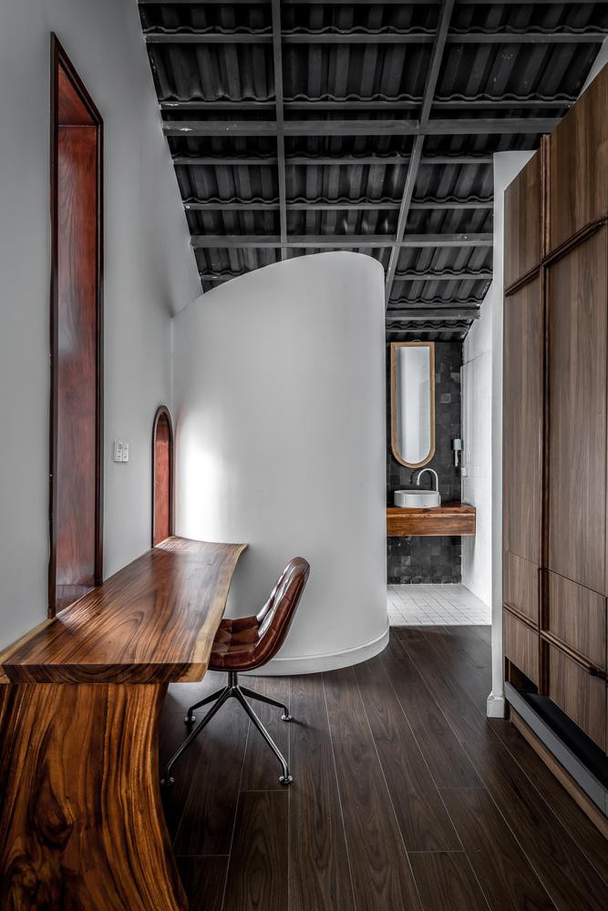 Thiết kế nội thất của ngôi nhà này cũng vậy. Khi đi qua từng ngóc ngách của ngôi nhà, một người có thể trải qua những cảm giác khác nhau và không biết bao giờ những cảm giác này mới kết thúc.