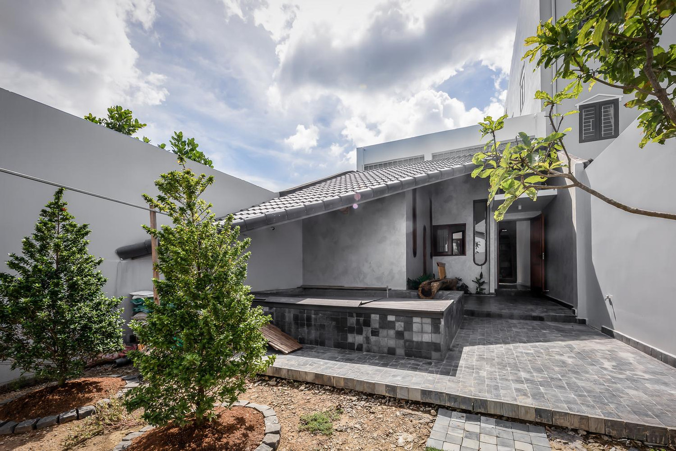 Đây là ngôi nhà cấp 4 rộng 270m2 đặc biệt tại thành phố Sóc Trăng, gia chủ mong muốn công trình là nơi để gia đình anh có thể tận hưởng cuộc sống nghỉ dưỡng đúng nghĩa.