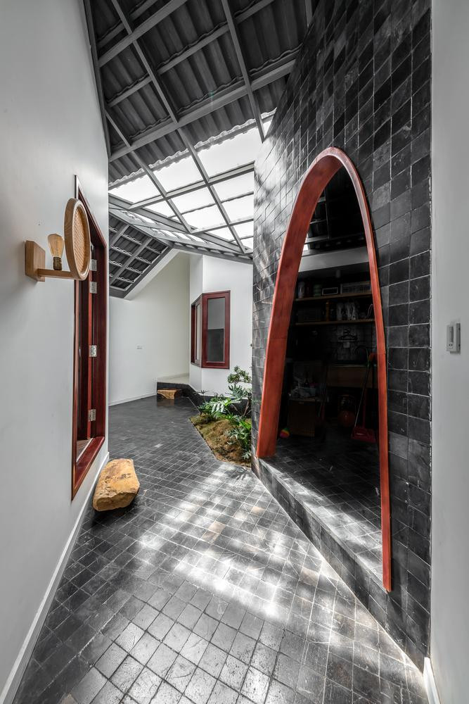 Ngôi nhà được chia thành nhiều khối với chiều cao khác nhau để tránh sự lặp lại trong một không gian quá dài. Toàn bộ ngôi nhà ưu tiên sử dụng gạch lát màu xám kết hợp với màu sơn ngoại thất trắng, nên khi ánh nắng chiếu qua giếng trời soi xuống nhà, thoạt nhìn như con người đang đứng dưới bể bơi.