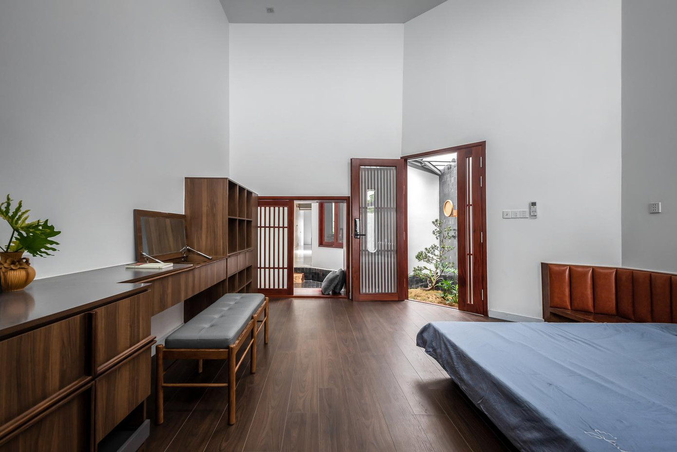 Phòng ngủ rộng rãi với nhiều cửa. Nhà vệ sinh. Lấy cảm hứng từ hình ảnh một cuốn nhật ký dài với hàng loạt sự kiện và cảm xúc trong cuộc sống, các khối chức năng trong nhà có thiết kế uốn lượn như để phản ánh câu chuyện cuộc đời của một con người. Mỗi góc chứa một chủ đề mang lại cảm giác độc đáo. Tình cảm của con người không bao giờ kết thúc. Họ chỉ chuyển từ cái này sang cái khác. Thiết kế nội thất của ngôi nhà này cũng vậy. Khi đi qua từng ngóc ngách của ngôi nhà, một người có thể trải qua những cảm giác khác nhau và không biết bao giờ những cảm giác này mới kết thúc.