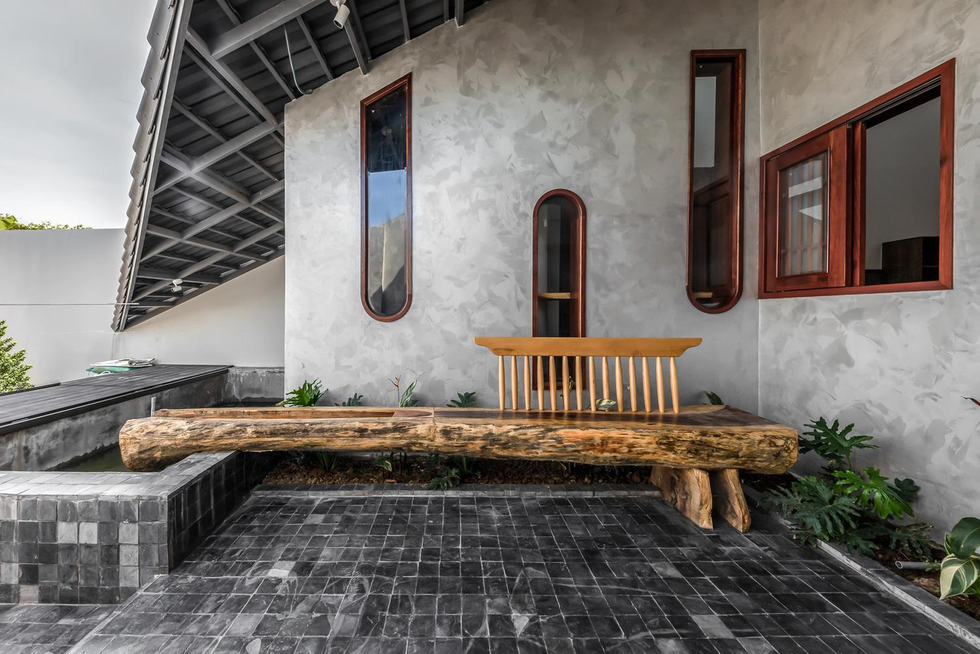 Tuy nhiên, ngôi nhà có một số vấn đề là kích thước dài nhưng hẹp (6x45 mét) dẫn đến việc sảnh ngôi nhà sẽ dài và tối. Để giải quyết vấn đề này, các kiến trúc sư đã thiết kế 3 giếng trời, giúp cải thiện việc lưu thông không khí trong nhà, tăng lượng ánh sáng cũng như gió tự nhiên. Đây là những yếu tố cần thiết để làm hài hòa cảm xúc của những người sống ở đó. Ngôi nhà được chia thành nhiều khối với chiều cao khác nhau để tránh sự lặp lại trong một không gian quá dài. Toàn bộ ngôi nhà ưu tiên sử dụng gạch lát màu xám kết hợp với màu sơn ngoại thất trắng, nên khi ánh nắng chiếu qua giếng trời soi xuống nhà, thoạt nhìn như con người đang đứng dưới bể bơi. Không gian phòng khách ấn tượng. Phòng bếp cạnh giếng trời nên luôn tràn ngập ánh sáng. Phòng ngủ rộng rãi với nhiều cửa. Nhà vệ sinh. Lấy cảm hứng từ hình ảnh một cuốn nhật ký dài với hàng loạt sự kiện và cảm xúc trong cuộc sống, các khối chức năng trong nhà có thiết kế uốn lượn như để phản ánh câu chuyện cuộc đời của một con người. Mỗi góc chứa một chủ đề mang lại cảm giác độc đáo. Tình cảm của con người không bao giờ kết thúc. Họ chỉ chuyển từ cái này sang cái khác. Thiết kế nội thất của ngôi nhà này cũng vậy. Khi đi qua từng ngóc ngách của ngôi nhà, một người có thể trải qua những cảm giác khác nhau và không biết bao giờ những cảm giác này mới kết thúc.