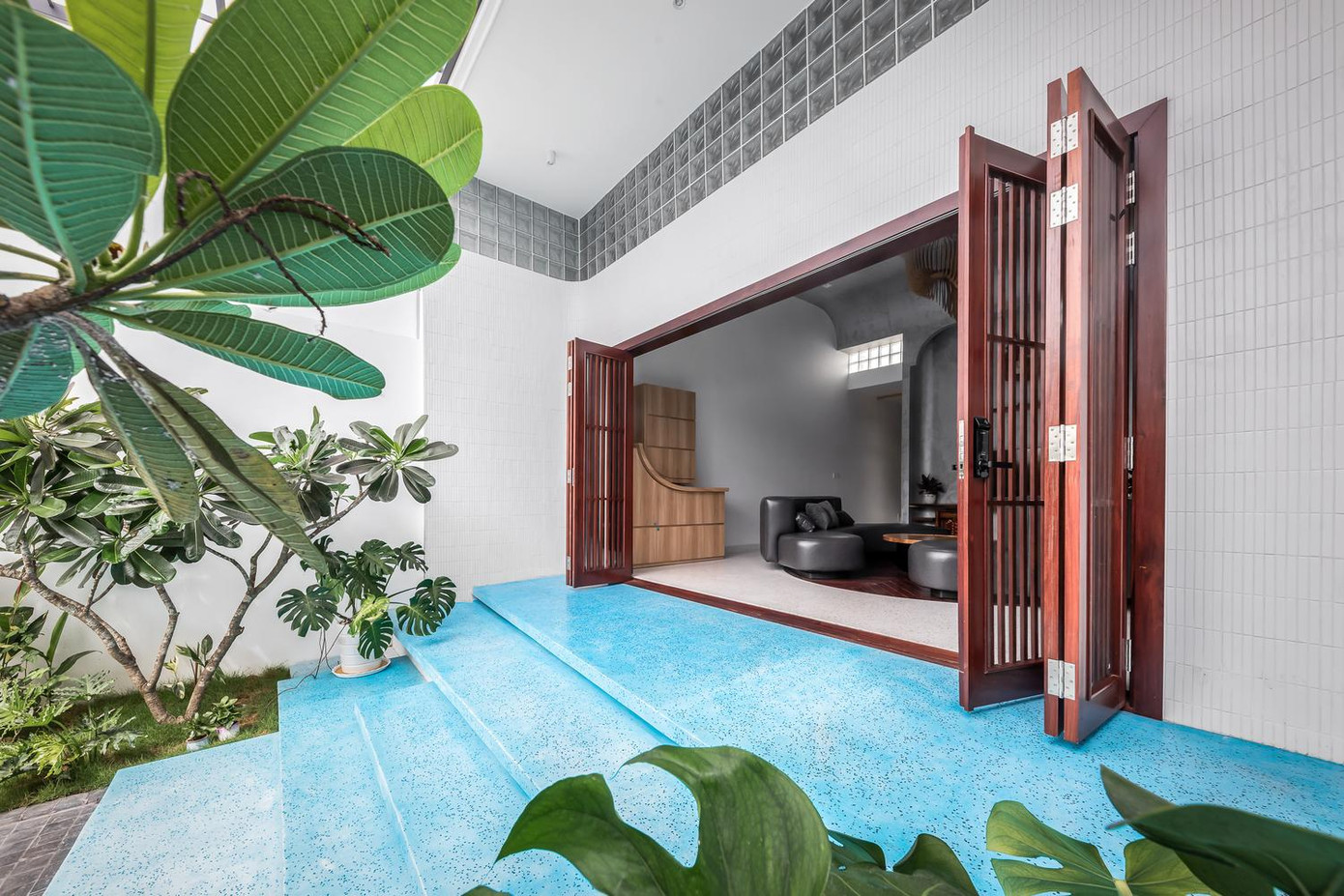 Không gian phòng khách ấn tượng. Phòng bếp cạnh giếng trời nên luôn tràn ngập ánh sáng. Phòng ngủ rộng rãi với nhiều cửa. Nhà vệ sinh. Lấy cảm hứng từ hình ảnh một cuốn nhật ký dài với hàng loạt sự kiện và cảm xúc trong cuộc sống, các khối chức năng trong nhà có thiết kế uốn lượn như để phản ánh câu chuyện cuộc đời của một con người. Mỗi góc chứa một chủ đề mang lại cảm giác độc đáo. Tình cảm của con người không bao giờ kết thúc. Họ chỉ chuyển từ cái này sang cái khác. Thiết kế nội thất của ngôi nhà này cũng vậy. Khi đi qua từng ngóc ngách của ngôi nhà, một người có thể trải qua những cảm giác khác nhau và không biết bao giờ những cảm giác này mới kết thúc.