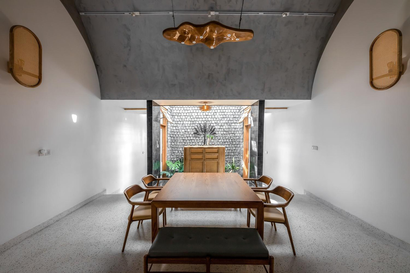 Mỗi góc chứa một chủ đề mang lại cảm giác độc đáo. Tình cảm của con người không bao giờ kết thúc. Họ chỉ chuyển từ cái này sang cái khác.