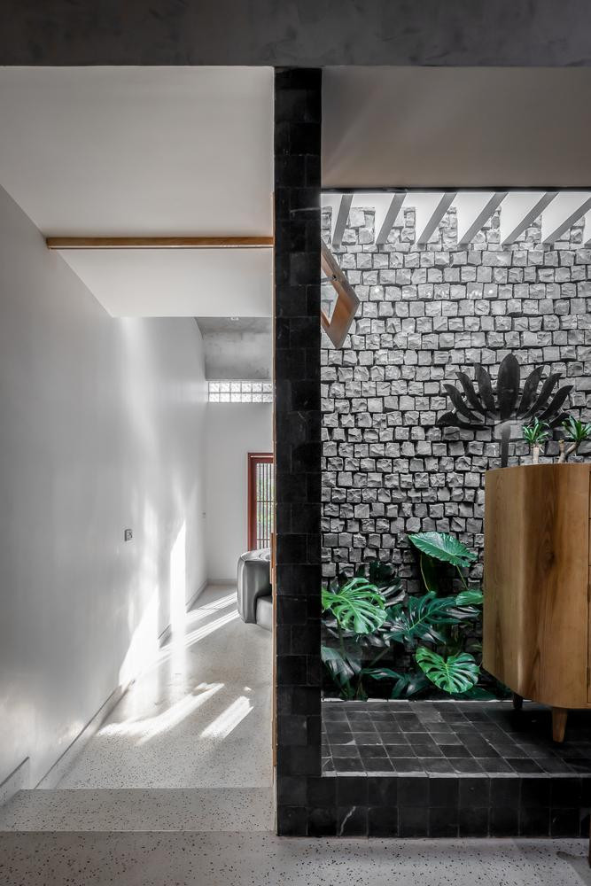 Để giải quyết vấn đề này, các kiến trúc sư đã thiết kế 3 giếng trời, giúp cải thiện việc lưu thông không khí trong nhà, tăng lượng ánh sáng cũng như gió tự nhiên. Đây là những yếu tố cần thiết để làm hài hòa cảm xúc của những người sống ở đó. Ngôi nhà được chia thành nhiều khối với chiều cao khác nhau để tránh sự lặp lại trong một không gian quá dài. Toàn bộ ngôi nhà ưu tiên sử dụng gạch lát màu xám kết hợp với màu sơn ngoại thất trắng, nên khi ánh nắng chiếu qua giếng trời soi xuống nhà, thoạt nhìn như con người đang đứng dưới bể bơi. Không gian phòng khách ấn tượng. Phòng bếp cạnh giếng trời nên luôn tràn ngập ánh sáng. Phòng ngủ rộng rãi với nhiều cửa. Nhà vệ sinh. Lấy cảm hứng từ hình ảnh một cuốn nhật ký dài với hàng loạt sự kiện và cảm xúc trong cuộc sống, các khối chức năng trong nhà có thiết kế uốn lượn như để phản ánh câu chuyện cuộc đời của một con người. Mỗi góc chứa một chủ đề mang lại cảm giác độc đáo. Tình cảm của con người không bao giờ kết thúc. Họ chỉ chuyển từ cái này sang cái khác. Thiết kế nội thất của ngôi nhà này cũng vậy. Khi đi qua từng ngóc ngách của ngôi nhà, một người có thể trải qua những cảm giác khác nhau và không biết bao giờ những cảm giác này mới kết thúc.