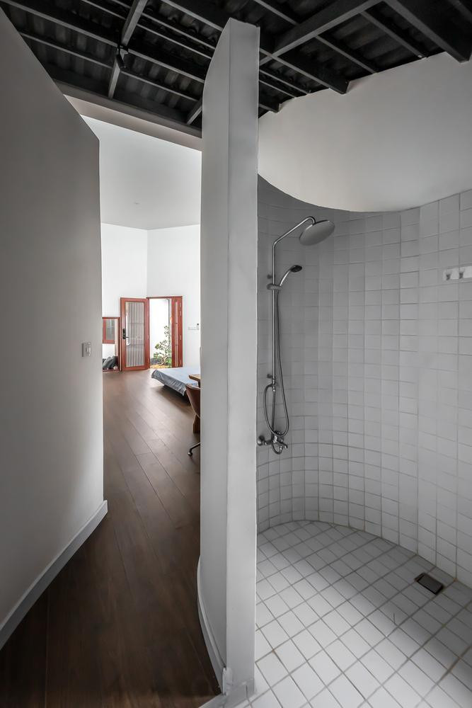 Lấy cảm hứng từ hình ảnh một cuốn nhật ký dài với hàng loạt sự kiện và cảm xúc trong cuộc sống, các khối chức năng trong nhà có thiết kế uốn lượn như để phản ánh câu chuyện cuộc đời của một con người.