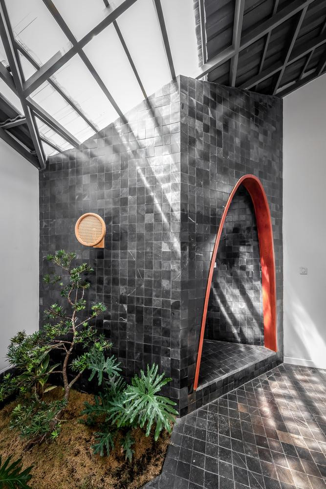 Để giải quyết vấn đề này, các kiến trúc sư đã thiết kế 3 giếng trời, giúp cải thiện việc lưu thông không khí trong nhà, tăng lượng ánh sáng cũng như gió tự nhiên.