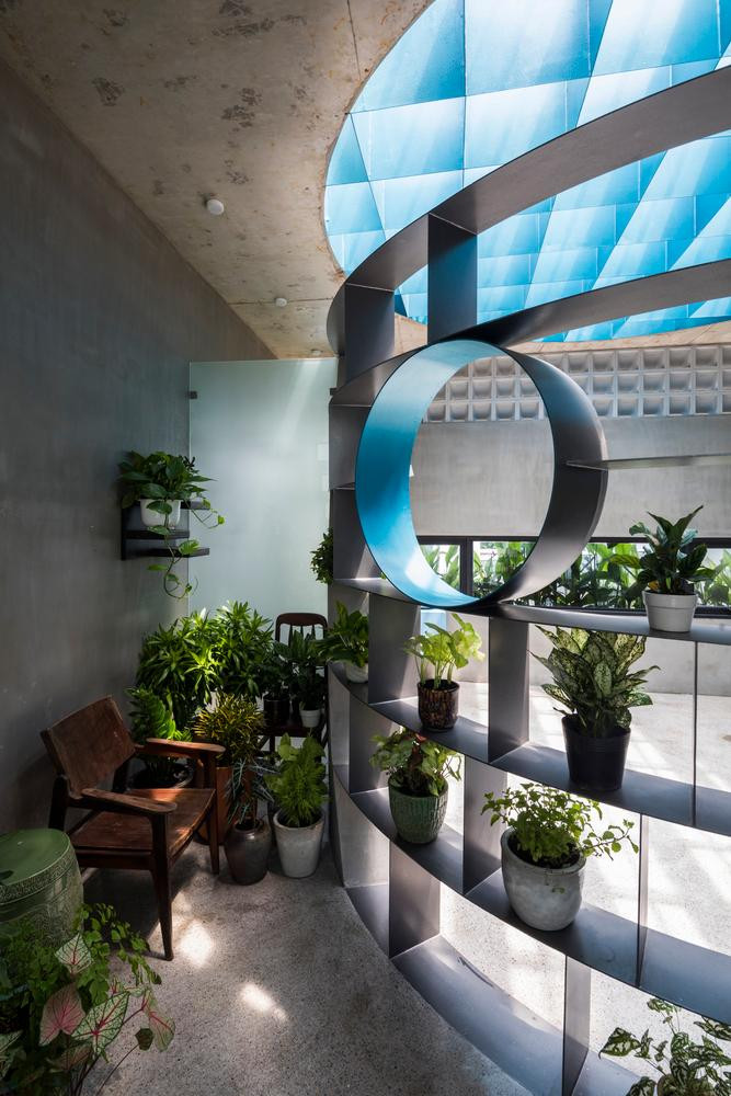 Bên dưới khoảng mở có một kệ sắt hình tròn bao quanh, kệ sắt này bày biện nhiều chậu cây cảnh trong khi ở giữa là nơi vui chơi cho con cái của gia chủ, chúng có thể dựng lều trong đó. Bên dưới khoảng mở có một kệ sắt hình tròn bao quanh, kệ sắt này bày biện nhiều chậu cây cảnh trong khi ở giữa là nơi vui chơi cho con cái của gia chủ, chúng có thể dựng lều trong đó.