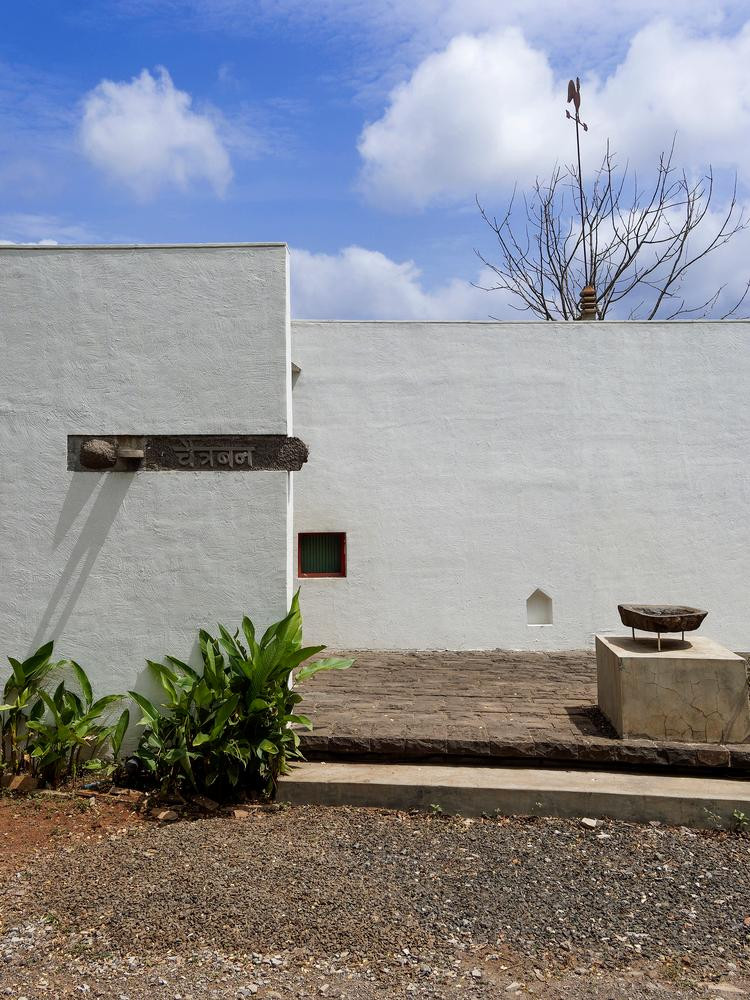 Ngôi nhà nông thôn này rộng 314m2, mặt phía sau hướng ra một vùng hồ ở Ấn Độ.