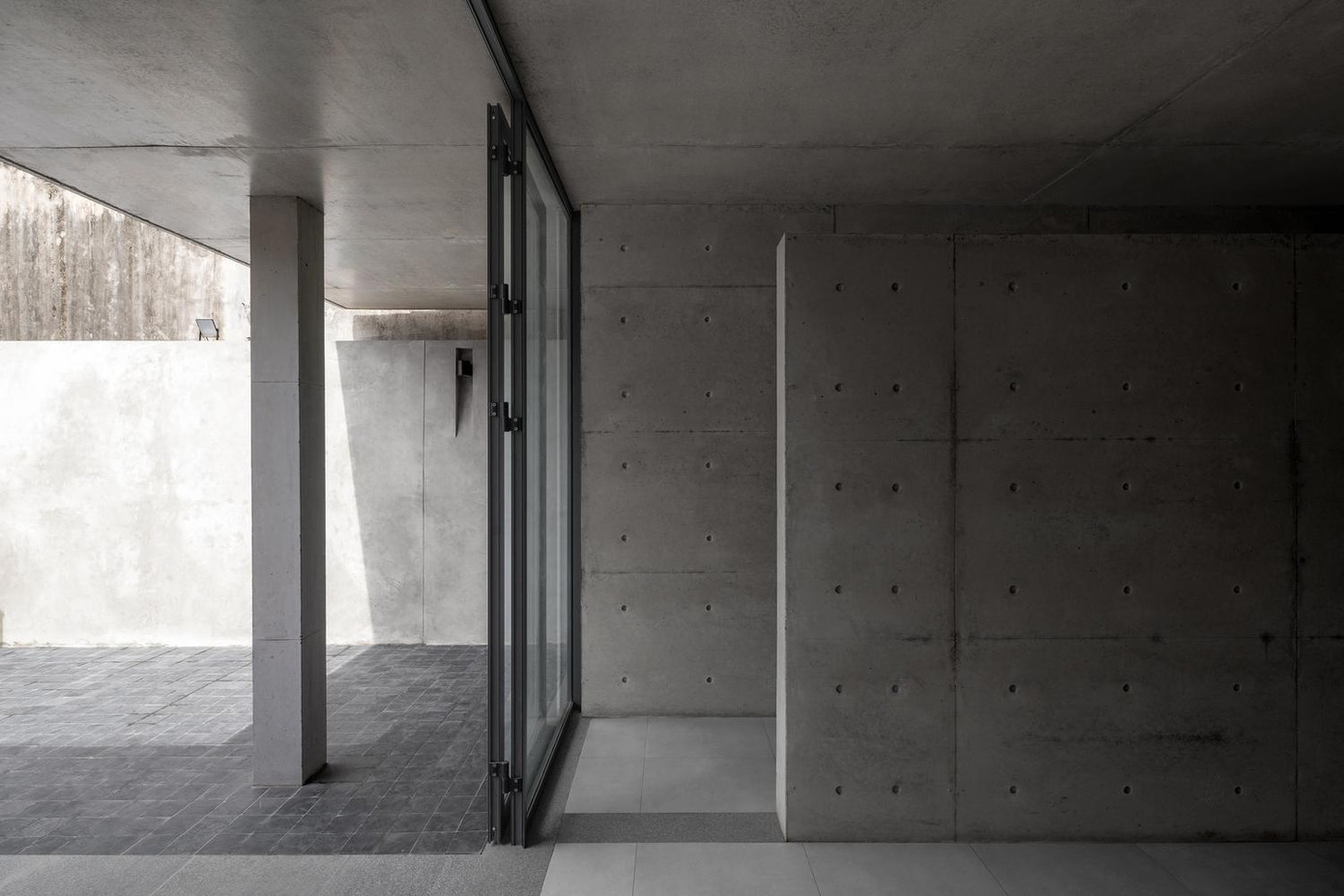 Toàn bộ ngôi nhà sử dụng gam màu xám làm chủ đạo, thiết kế mọi thứ đơn giản nhưng không đơn điệu tẻ nhạt. Đồng thời, nhờ thiết kiế đơn giản, không màu mè nên ngôi nhà vô cùng tiện dụng và tiết kiệm chi phí xây dựng cho gia chủ.