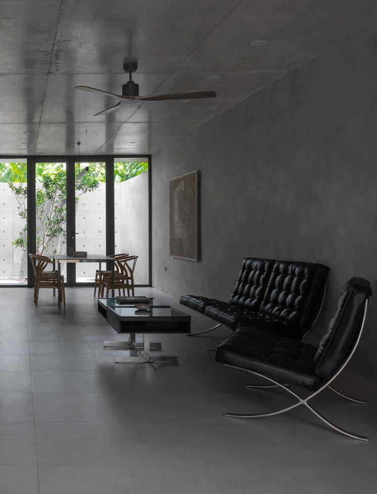 Để có được cái nhìn tổng thể từ không gian sinh hoạt ra sân trước và sân sau, nhóm thiết kế sử dụng hai tấm kính lớn để xóa ranh giới trong - ngoài, nội - ngoại thất.