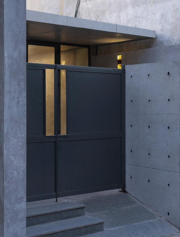 Phần mái trước được làm nhô ra 2,4m, phần mái sau được làm nhô ra 1,5m để giảm thiểu ánh nắng gay gắt chiếu trực tiếp vào các mảnh kính gây nóng cho ngôi nhà vào mùa hè.