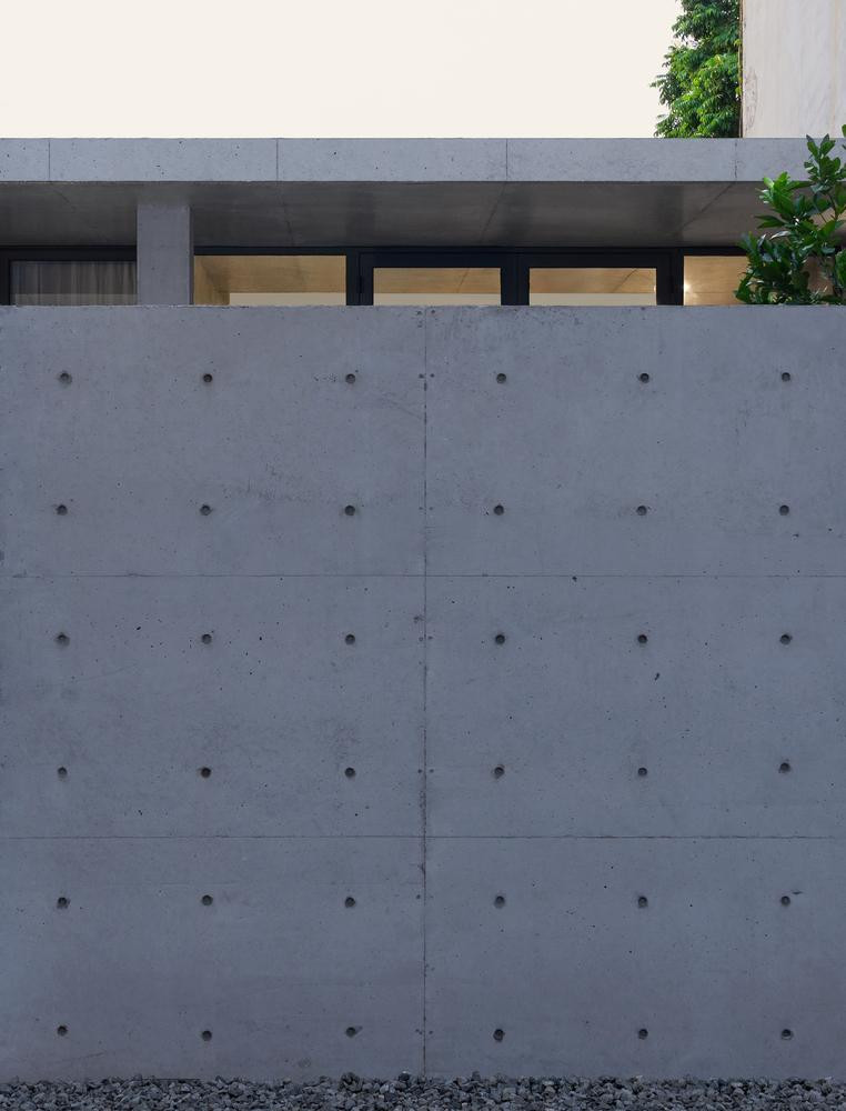 Để làm mát ngôi nhà vào mùa hè, mái được thiết kế thêm một lớp riêng biệt để chống nắng trực tiếp từ mặt trời. Đó là một lớp lưới và đá được trải trên đó, tạo khe hở với bê tông, giúp nhiệt lượng được thoát ra ngoài nhanh chóng khi ra nắng chiếu xuống.