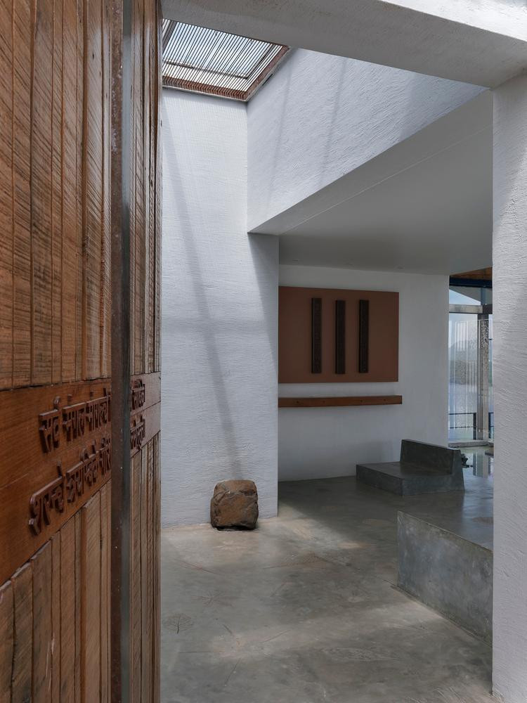 Các bức tường được gia cố bằng đá vô cùng kiên cố, giếng trời bố trí ở mọi không gian trong nhà.