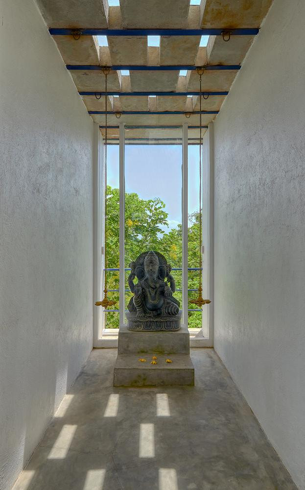 Trong nhà bố trí các chậu nước bằng đá cạn, các hốc tường và tượng theo tín ngưỡng địa phương để chứa vàng mã.