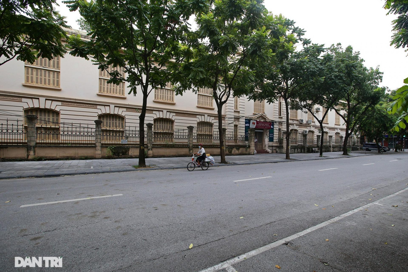 Tòa nhà thuộc khu vực Thư viện Quốc gia Việt Nam nằm trên phố Quang trung có kiến trúc thời Pháp đặc trưng. Ngày thường đây là điểm đỗ khá nhiều xe ô tô trên vỉa hè che kín phía trước, và sẽ không thể bao quát hết được kiến trúc tầm thấp của tòa nhà. Tòa nhà thuộc khu vực Thư viện Quốc gia Việt Nam nằm trên phố Quang trung có kiến trúc thời Pháp đặc trưng. Ngày thường đây là điểm đỗ khá nhiều xe ô tô trên vỉa hè che kín phía trước, và sẽ không thể bao quát hết được kiến trúc tầm thấp của tòa nhà.