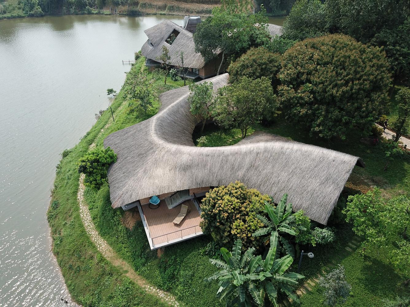 Ngôi nhà được thiết kế uốn lượn dưới những tán cây ăn trái quen thuộc của làng quê như bưởi, mít, nhãn, ổi, chuối,…với mái nhà võng dài gợi lên hình ảnh người mẹ tảo tần sớm hôm làm lụng để nuôi con.