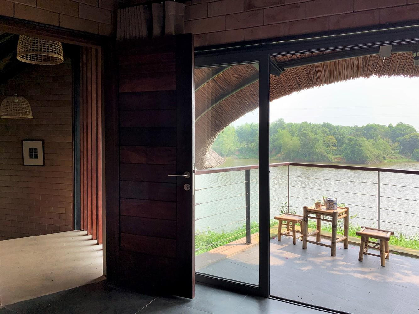 Ngôi nhà có khoảng hiên lớn ngoài trời hướng ra phía hồ để gia chủ và khách ngồi uống trà. Nhờ sử dụng các bức vách bằng song gỗ và cửa kính nên tầm nhìn của người trong nhà luôn vô tận.