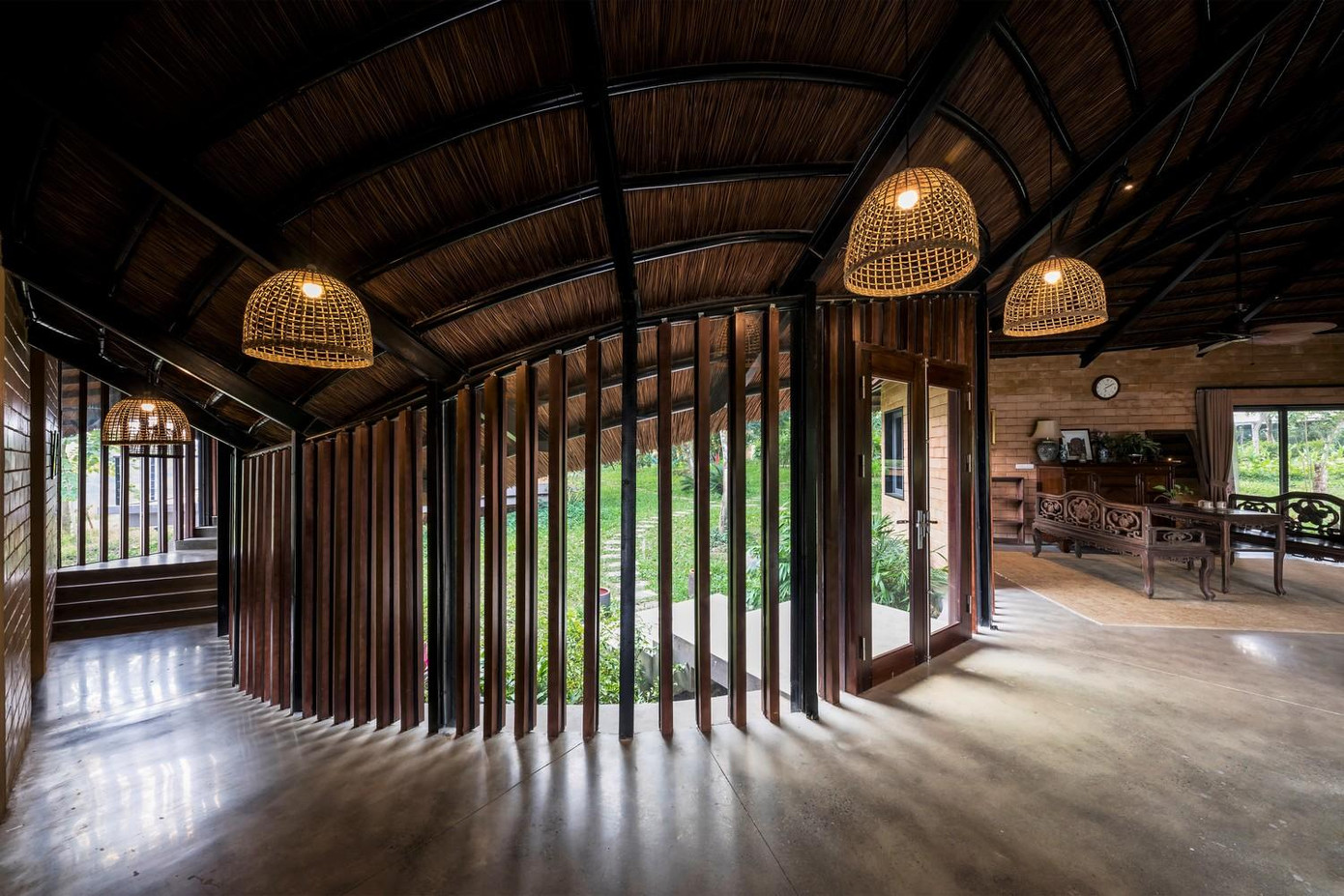 Hành lang bên trong nhà uốn cong theo hình dáng của ngôi nhà và kết nối với nhau, mô phỏng hình ảnh người mẹ đang dang vòng tay để che chở cho con. Thay vì xây bằng gạch, bức vách mặt trong của nhà làm bằng song gỗ có kính để ánh sáng có thể chiếu đến mọi nơi.