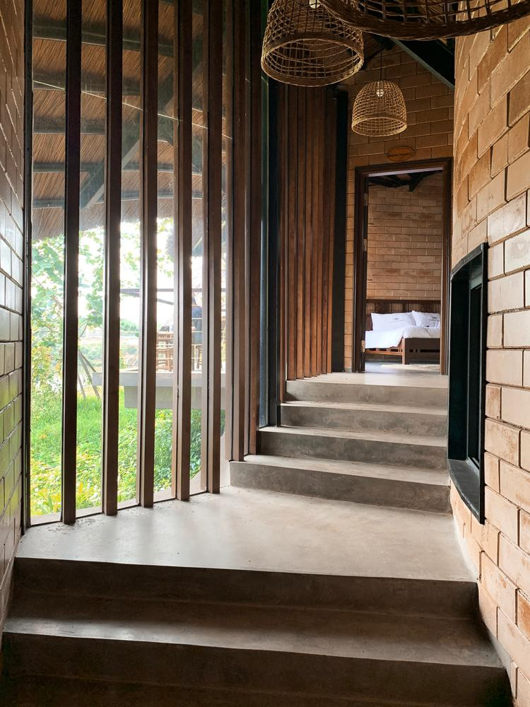 Tầng trệt trên cao, hơi dốc theo địa hình nên người mẹ cao tuổi có thể đi lại, tập thể dục trong nhà vào những ngày mưa, nắng mà vẫn đảm bảo nhà thoát nước tự nhiên trên bề mặt, tránh ẩm mốc mối mọt.