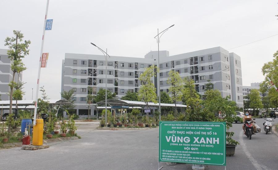 Để bảo vệ cộng đồng cư dân, ban quản lý khu nhà ở Hưng Thịnh (phường Kiến Hưng, quận Hà Đông) đã thiết lập "vùng xanh" để ngăn chặn dịch bệnh COVID -19. (Ảnh: Thu Ngà)