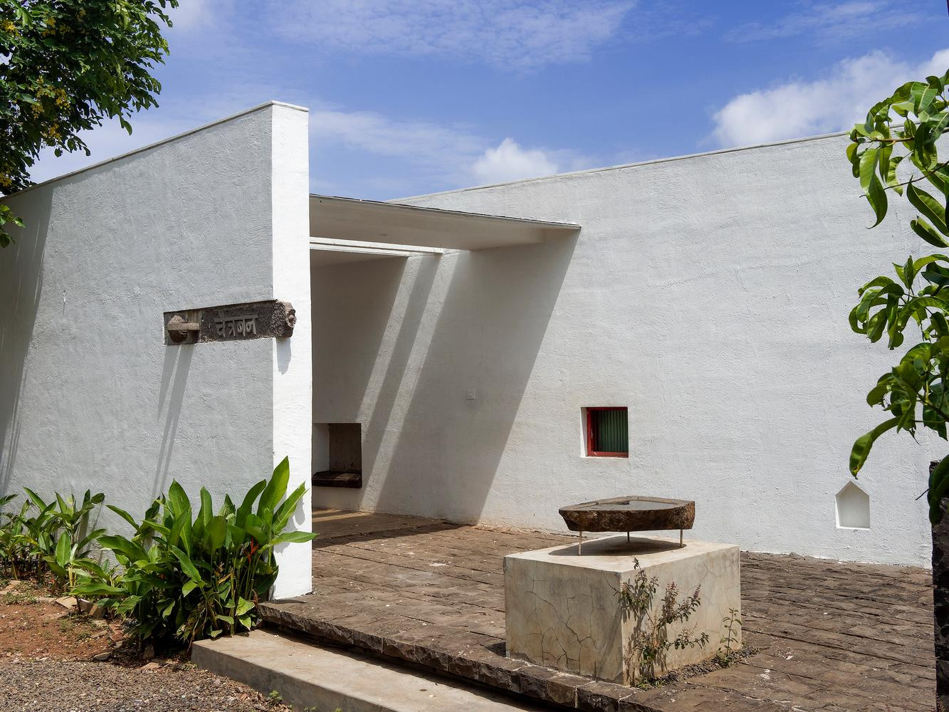 Lối vào chính nằm ở tầng thượng, tiếp giáp với đỉnh dốc được làm bằng sàn đá Bazan gồ ghề.