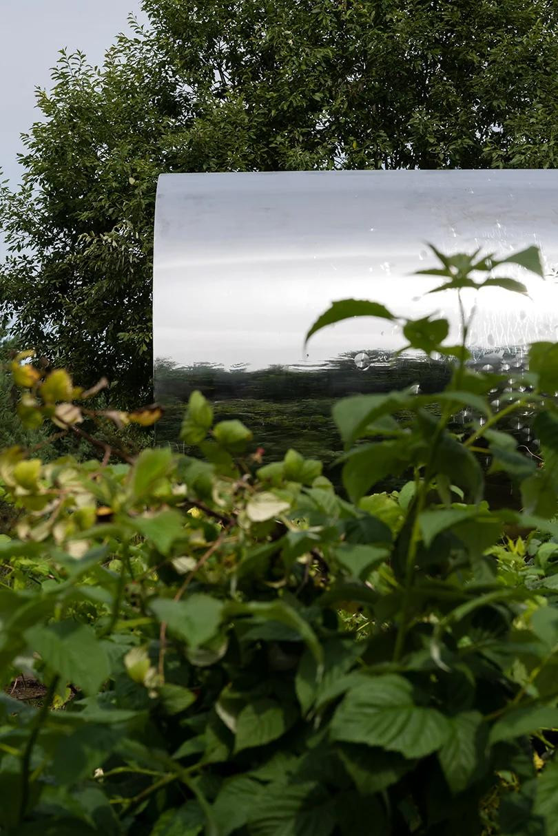 Nội thất của ngôi nhà được trang trí bằng gỗ và kim loại theo phong cách hiện đại, lớp bên ngoài phản ánh cảnh quan xung quanh lên bề mặt. Nội thất của ngôi nhà được trang trí bằng gỗ và kim loại theo phong cách hiện đại, lớp bên ngoài phản ánh cảnh quan xung quanh lên bề mặt.