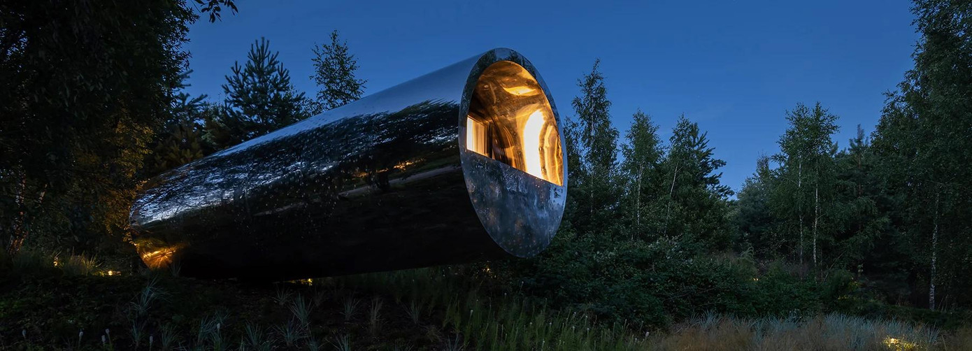 Nếu là một người hâm mộ của kiến trúc Nga ấm áp và mở ảo thì bạn sẽ không khỏi kinh ngạc khi mới đây nhà thiết kế Sergey Kuznetsov đã hợp tác với KROST tạo ra ngôi nhà dạng ống lơ lửng phản ánh cảnh quan xung quanh mang tên “Tinh hoa Nga”. Nếu là một người hâm mộ của kiến trúc Nga ấm áp và mở ảo thì bạn sẽ không khỏi kinh ngạc khi mới đây nhà thiết kế Sergey Kuznetsov đã hợp tác với KROST tạo ra ngôi nhà dạng ống lơ lửng phản ánh cảnh quan xung quanh mang tên “Tinh hoa Nga”.