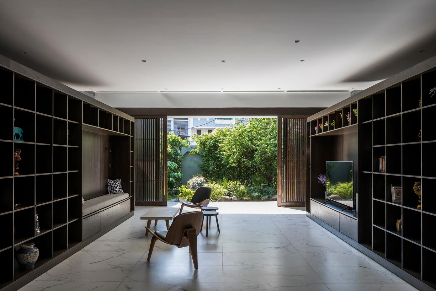 Các không gian sinh hoạt và nghỉ ngơi được tập trung trên một mặt phẳng và kết nối với nhau bằng khoảng thông tầng lớn.