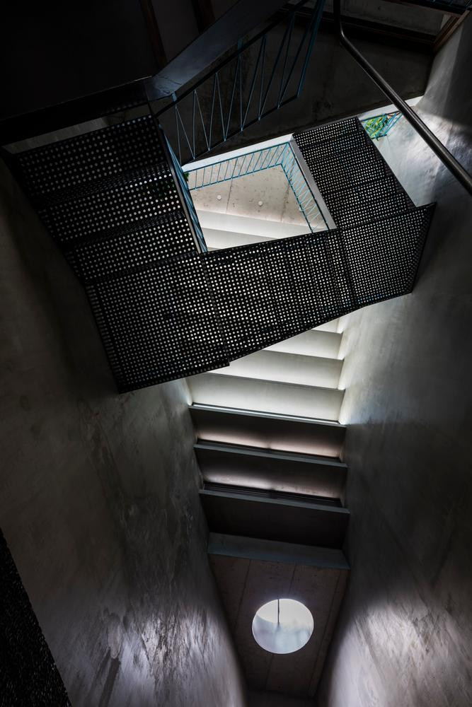 Vì miếng đất hình tam giác nên mặt tiền đóng vai trò là cạnh thẳng đứng còn mặt phía sau nhà là cạnh nghiêng, mặt này có hệ thống ô thoáng chạy dọc từ tầng trệt lên đến tầng 3 để ngôi nhà luôn có ánh sáng. Vì miếng đất hình tam giác nên mặt tiền đóng vai trò là cạnh thẳng đứng còn mặt phía sau nhà là cạnh nghiêng, mặt này có hệ thống ô thoáng chạy dọc từ tầng trệt lên đến tầng 3 để ngôi nhà luôn có ánh sáng.