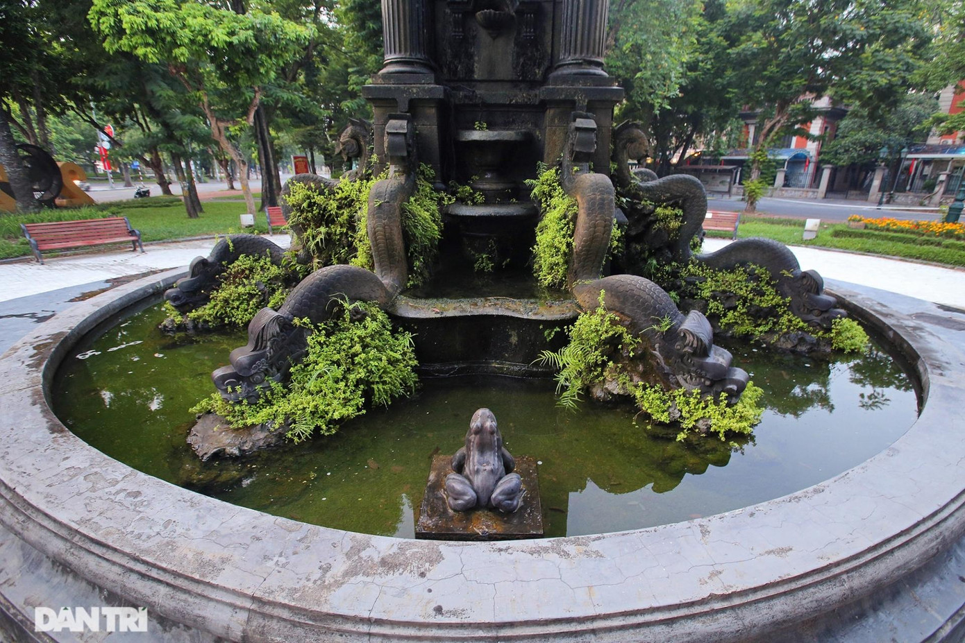 Nét phương Tây thể hiện ở cấu trúc đài phun nước quen thuộc ở châu Âu với các họa tiết trang trí cổ điển. Nét phương Đông thể hiện ở hình tượng tám con rồng chầu hướng về 4 hướng ở chân trụ đá và bốn con cóc phun nước lên đài. Nét phương Tây thể hiện ở cấu trúc đài phun nước quen thuộc ở châu Âu với các họa tiết trang trí cổ điển. Nét phương Đông thể hiện ở hình tượng tám con rồng chầu hướng về 4 hướng ở chân trụ đá và bốn con cóc phun nước lên đài.