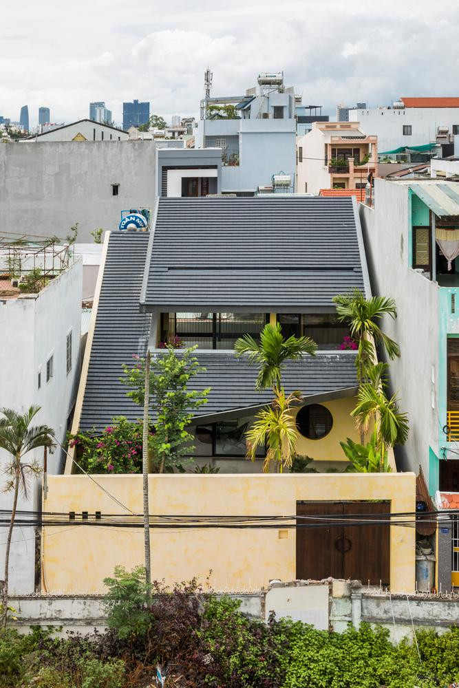 Điểm đặc biệt của ngôi nhà là phần tường nối liền với mái nhà và mái hiên. Do đó khoảng trống giữa mái nhà và mái hiên có vai trò như một ô thoáng giúp tầng 2 luôn ngập ánh sáng và lưu thông được không khí tự nhiên. Điểm đặc biệt của ngôi nhà là phần tường nối liền với mái nhà và mái hiên. Do đó khoảng trống giữa mái nhà và mái hiên có vai trò như một ô thoáng giúp tầng 2 luôn ngập ánh sáng và lưu thông được không khí tự nhiên.