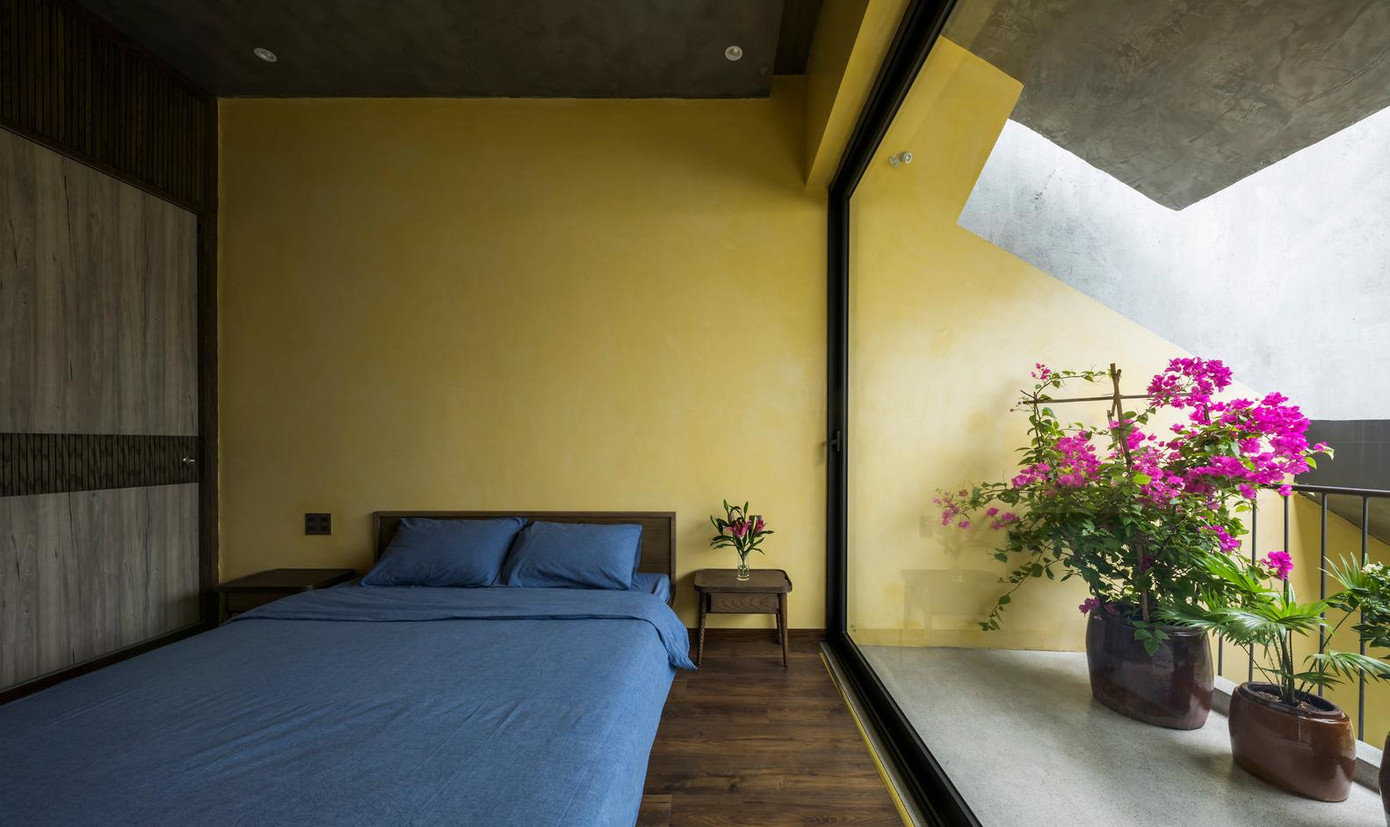 Phòng ngủ ở tầng 2 sử dụng cửa kính trượt thay tường nên không gian trong phòng luôn tràn ngập ánh sáng. Đồng thời nhờ có mái hiên tầng 1, gia chủ vẫn giữ được sự riêng tư của phòng ngủ. Phòng ngủ ở tầng 2 sử dụng cửa kính trượt thay tường nên không gian trong phòng luôn tràn ngập ánh sáng. Đồng thời nhờ có mái hiên tầng 1, gia chủ vẫn giữ được sự riêng tư của phòng ngủ.