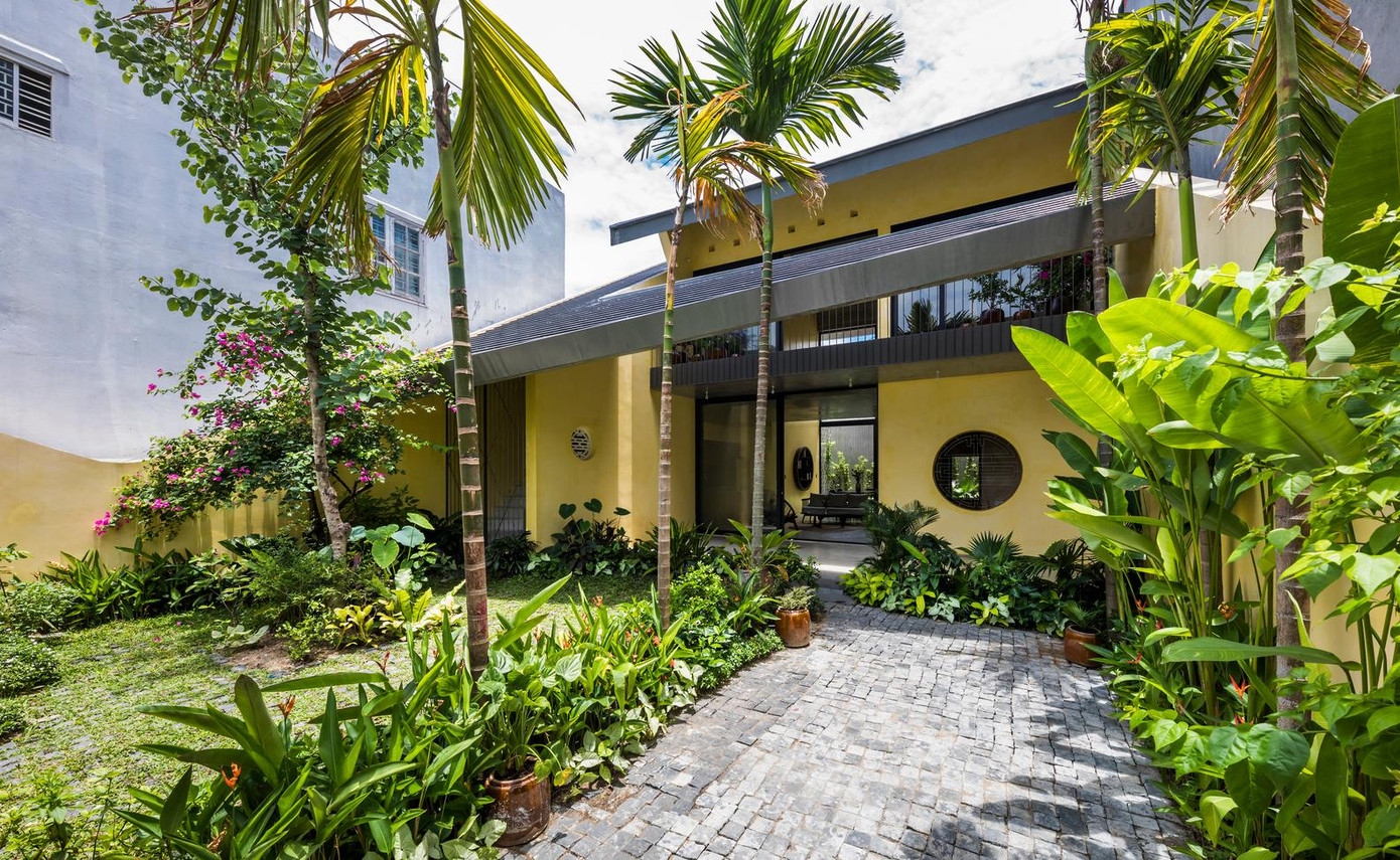 Theo đó, ngôi nhà và tường bao đều được sơn màu vàng. Trước nhà là khoảng sân vườn rộng lớn trồng nhiều loại cây như cau cảnh, chuối cảnh, dương xỉ, hoa giấy,… Theo đó, ngôi nhà và tường bao đều được sơn màu vàng. Trước nhà là khoảng sân vườn rộng lớn trồng nhiều loại cây như cau cảnh, chuối cảnh, dương xỉ, hoa giấy,…