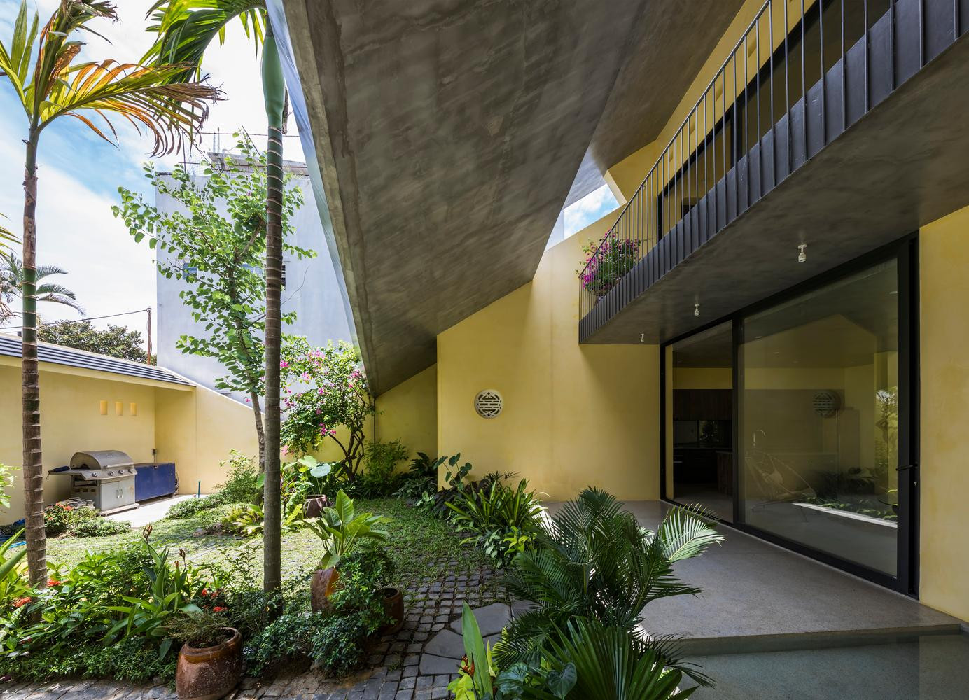 Trong sân còn có khu vực phục vụ cho các bữa tiệc BBQ ngoài trời vào cuối tuần. Trong sân còn có khu vực phục vụ cho các bữa tiệc BBQ ngoài trời vào cuối tuần.