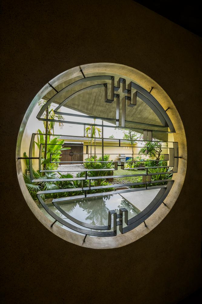 Đặc biệt, để tạo điểm nhấn trong kiến trúc mang hơi hướng nhà phố cổ Hội An, kiến trúc sư thiết kế cửa sổ, ô thoáng, tủ đựng sách ở các phòng chức năng đều có hình tròn độc đáo. Đặc biệt, để tạo điểm nhấn trong kiến trúc mang hơi hướng nhà phố cổ Hội An, kiến trúc sư thiết kế cửa sổ, ô thoáng, tủ đựng sách ở các phòng chức năng đều có hình tròn độc đáo.