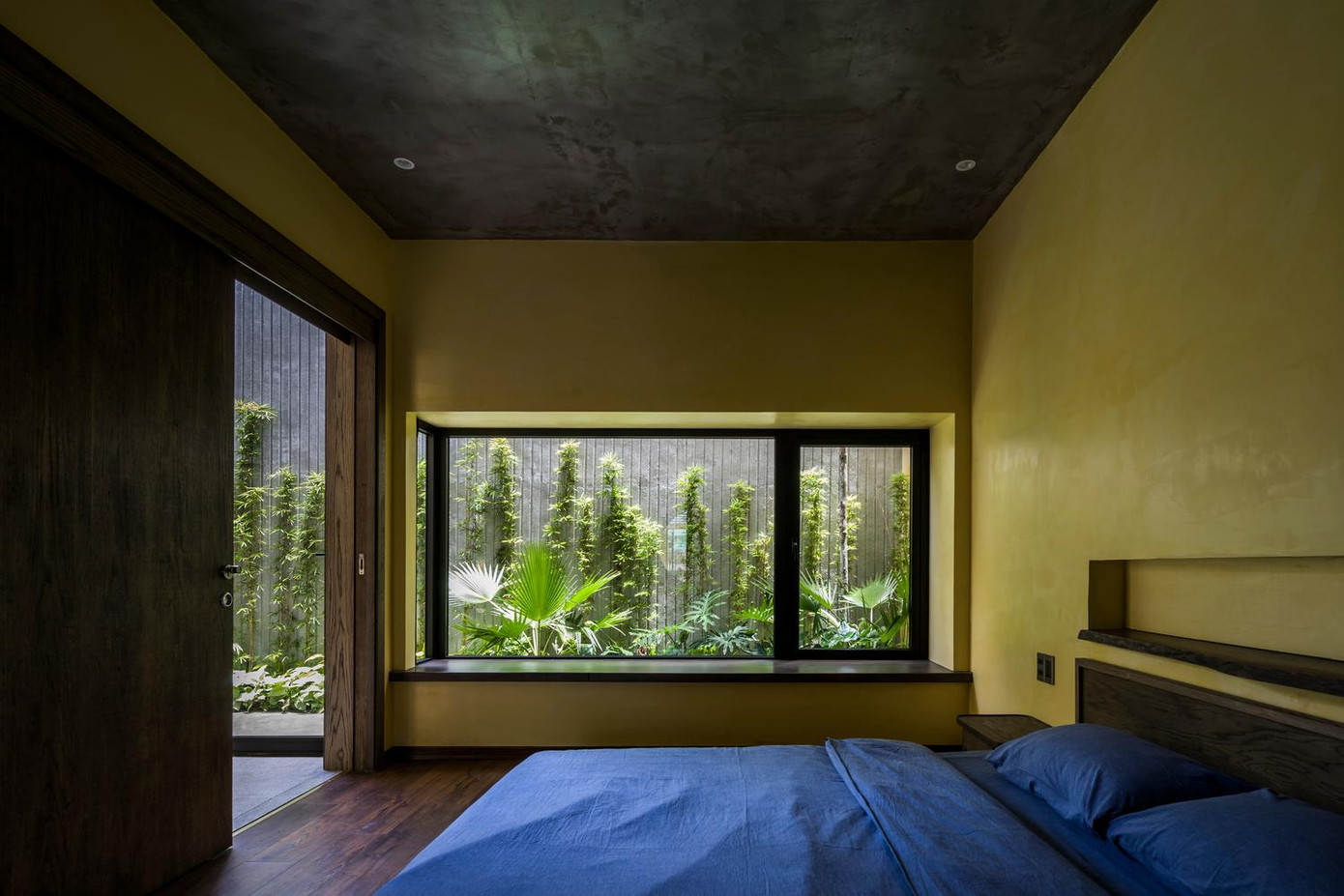 Phía phải phòng khách là phòng vệ sinh và không gian phòng ngủ. Phía phải phòng khách là phòng vệ sinh và không gian phòng ngủ.